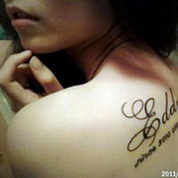 个性十足的女生背部纹身头像