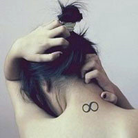 个性十足的女生背部纹身头像