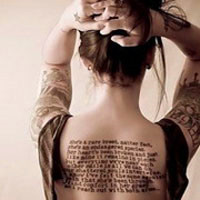 个性十足的女生背部纹身头像