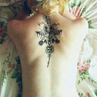 个性十足的女生背部纹身头像