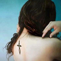 个性十足的女生背部纹身头像