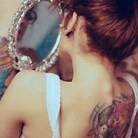 个性十足的女生背部纹身头像