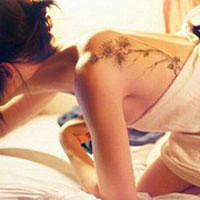 个性十足的女生背部纹身头像