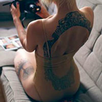 个性十足的女生背部纹身头像