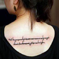 个性十足的女生背部纹身头像