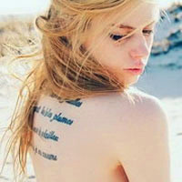 个性十足的女生背部纹身头像