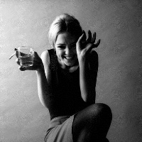 90后抽烟欧美黑白女生头像图片大全