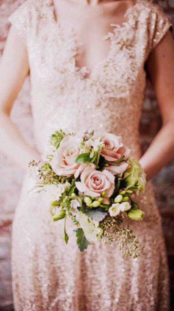 伤感女孩手捧花唯美意境图