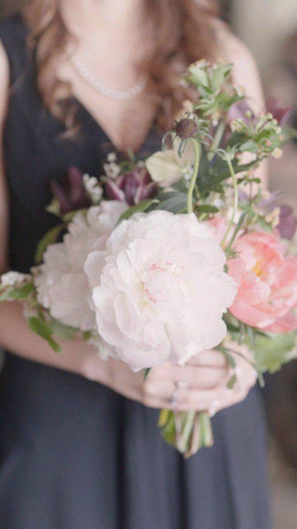 伤感女孩手捧花唯美意境图