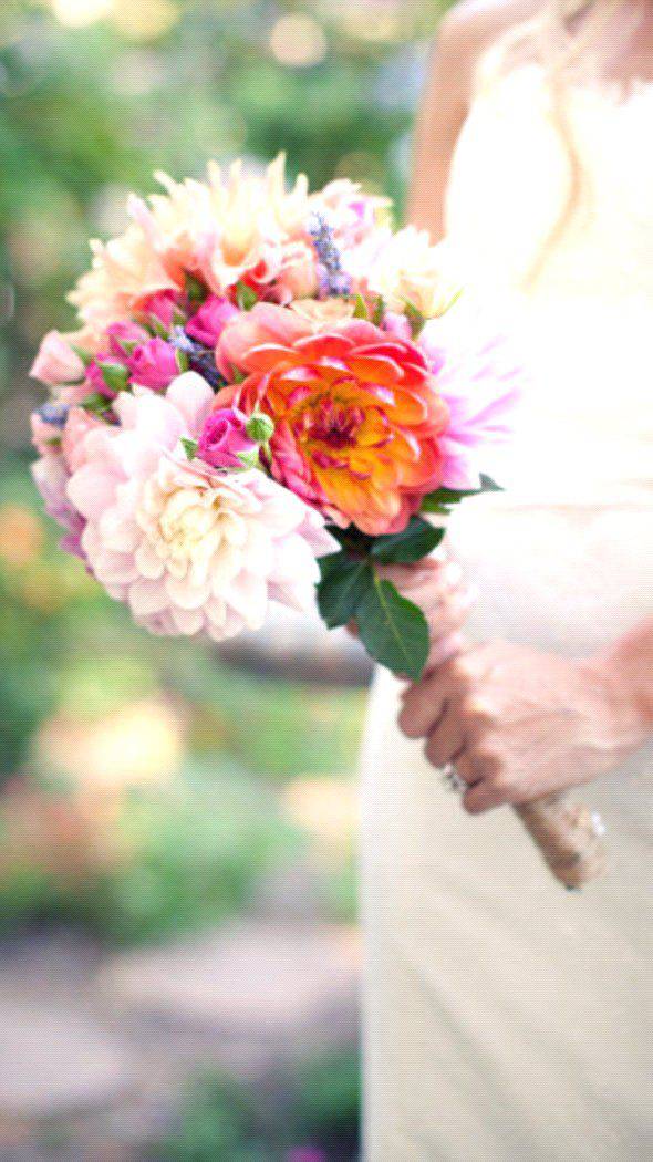 伤感女孩手捧花唯美意境图