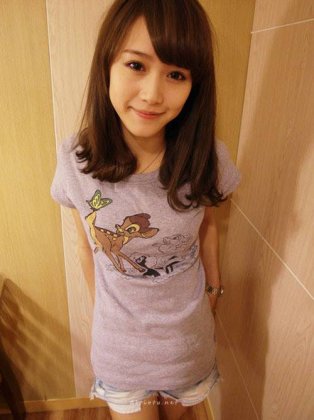 笑容满面的阳光小女生图片