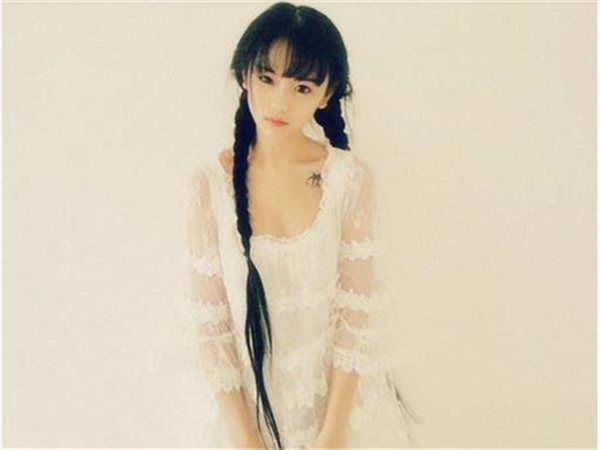 麻花辫搞怪阳光女生图片大全