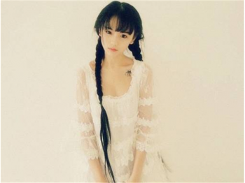 麻花辫搞怪阳光女生图片大全