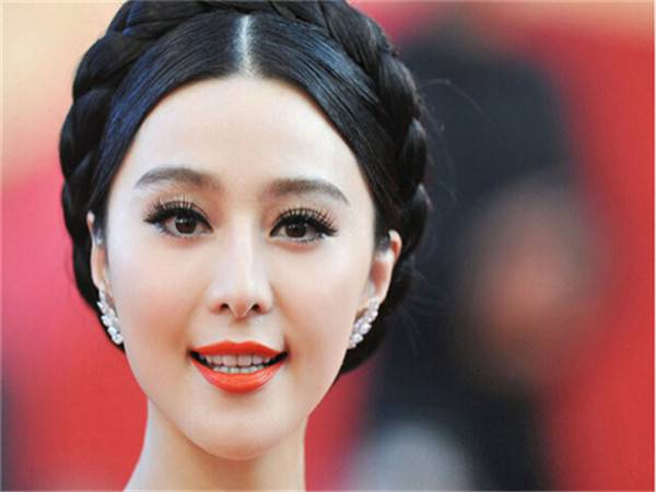 麻花辫搞怪阳光女生图片大全