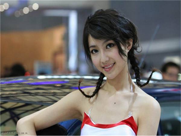 麻花辫搞怪阳光女生图片大全