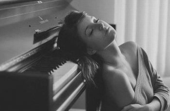 欧美女生一个人颓废伤感图片