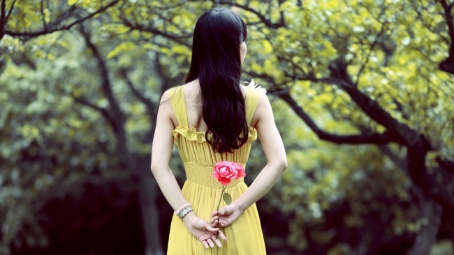 非主流唯美长发女生背影图片