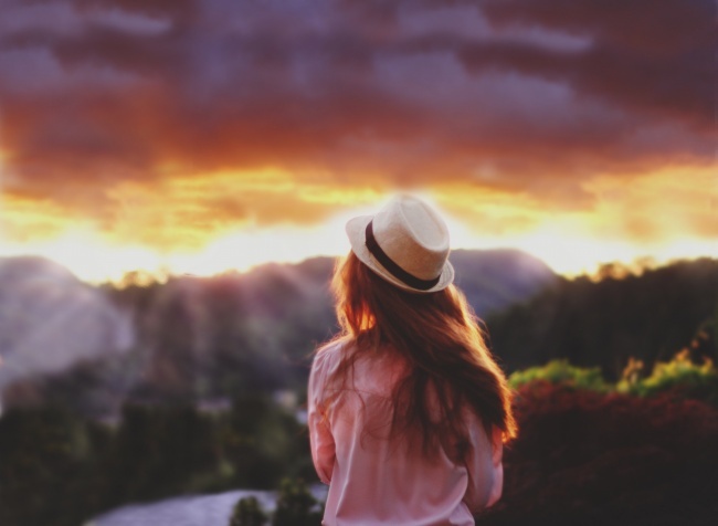 非主流唯美长发女生背影图片