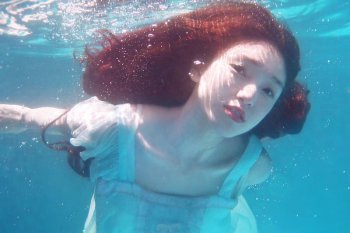 唯美小清新水中婚纱文艺女生图片