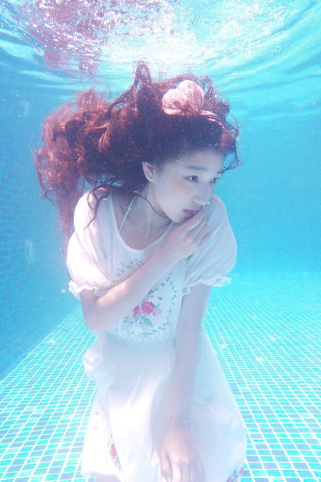 唯美小清新水中婚纱文艺女生图片