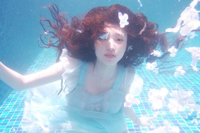 唯美小清新水中婚纱文艺女生图片