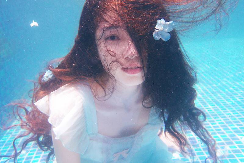 唯美小清新水中婚纱文艺女生图片