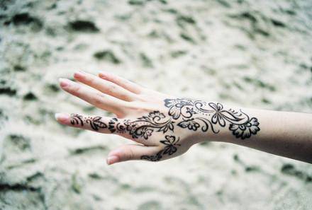 黑白女生图片冷酷纹身素材