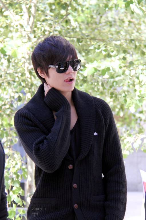 冷漠帅气的潮流男生图片