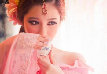 优美狐媚的女生图片