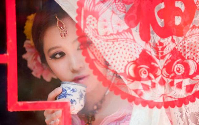 优美狐媚的女生图片