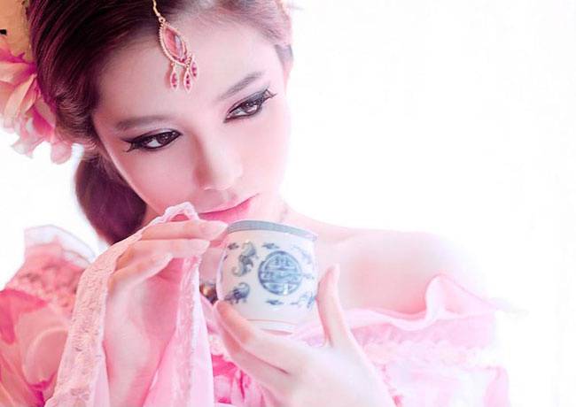 优美狐媚的女生图片