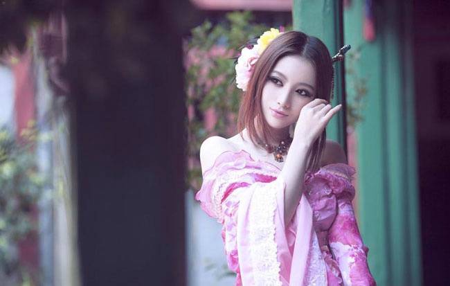 优美狐媚的女生图片