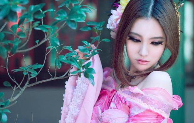 优美狐媚的女生图片