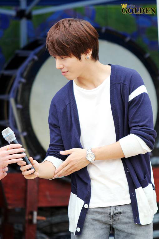 帅气戴眼镜小男生图片