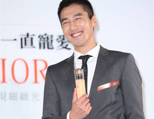 冷酷萌男生赵又廷精美图片大全