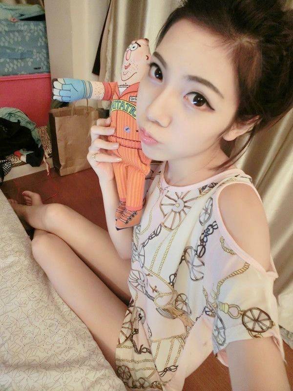 漂亮浓妆大眼睛女生图片