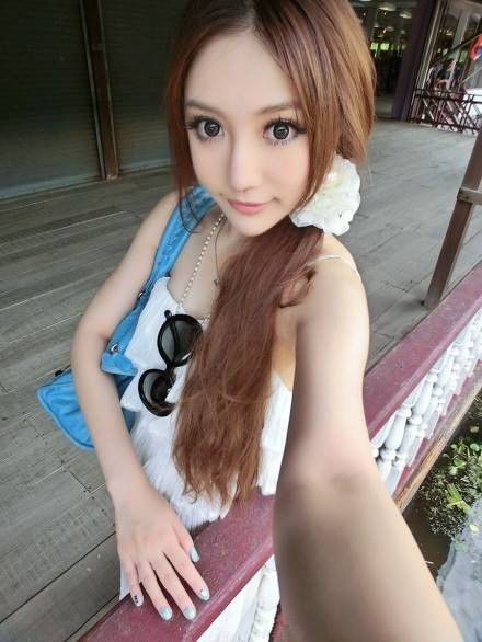 漂亮浓妆大眼睛女生图片