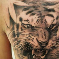 欧美超拽女生个性胸部纹身头像图片