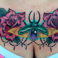 欧美超拽女生个性胸部纹身头像图片