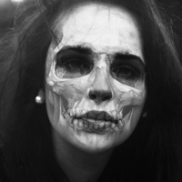 有关欧美女生黑白诡异头像图片