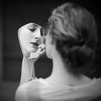 有关欧美女生黑白诡异头像图片