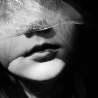 有关欧美女生黑白诡异头像图片