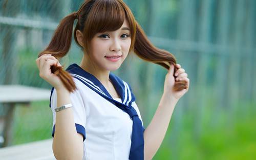 可爱扎马尾小女生图片