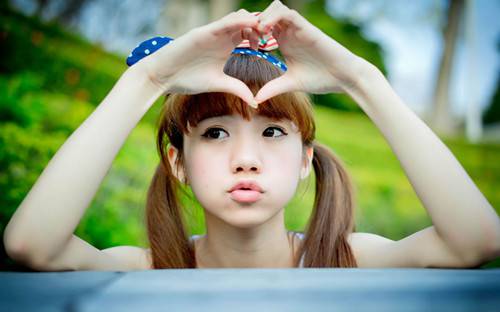 可爱扎马尾小女生图片