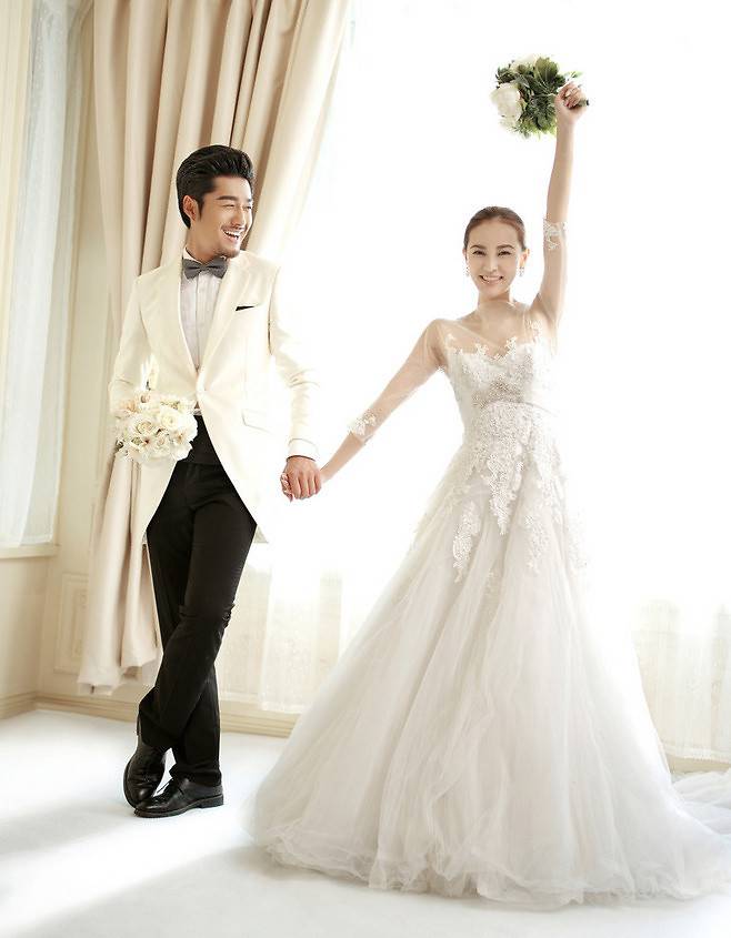 穿婚纱甜蜜浪漫情侣图片