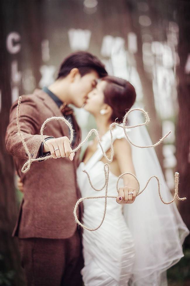 穿婚纱甜蜜浪漫情侣图片