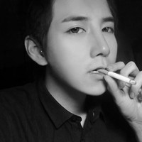 欧美范伤感憔悴黑白男生头像图片