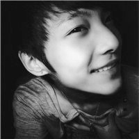 欧美范伤感憔悴黑白男生头像图片