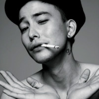 欧美范伤感憔悴黑白男生头像图片