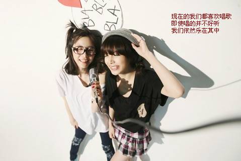 女生背影带字伤感难过图片